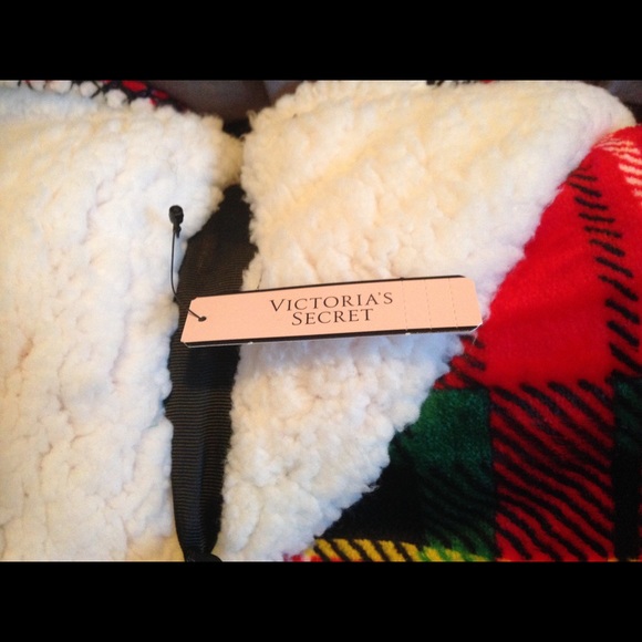 Victoria's Secret - Picture 3 of 3